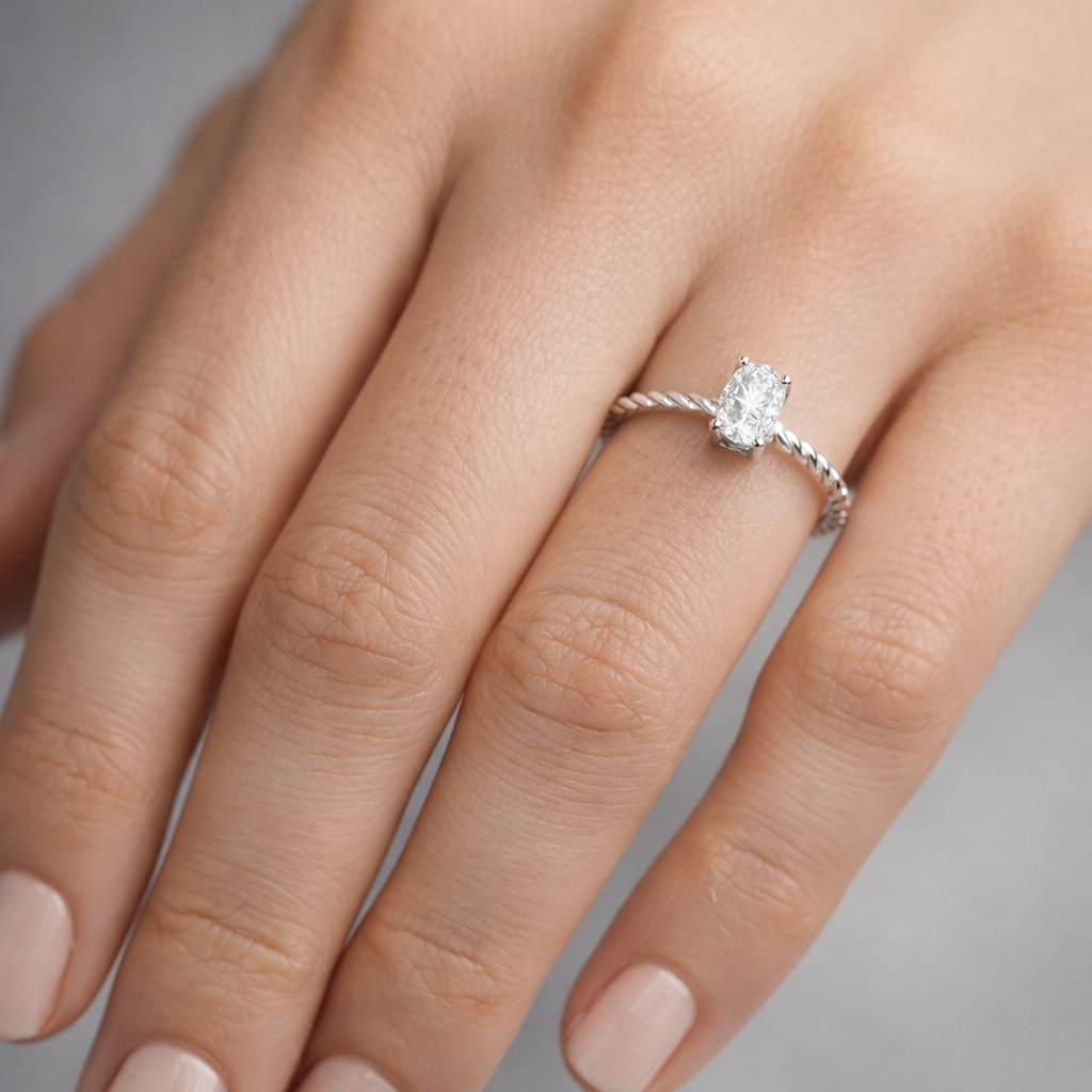 Anillo Entorchado Circón Solitario