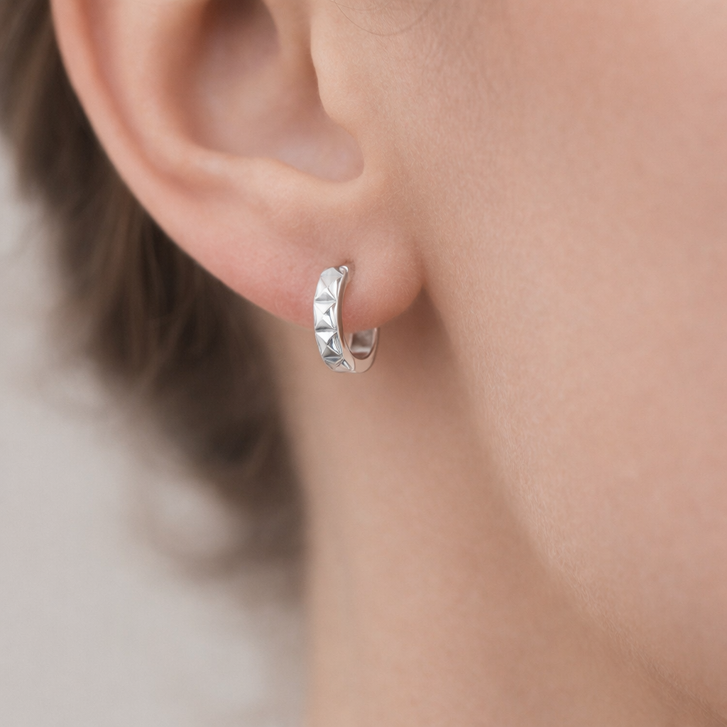 Argolla Huggie Facetada 15 mm