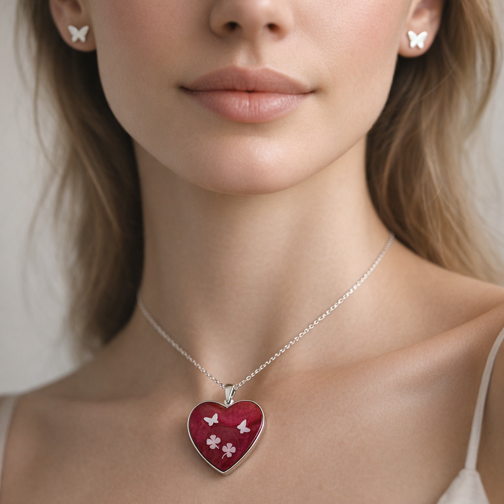 Colgante Corazón Trébol Mariposas Fucsia Metalizado