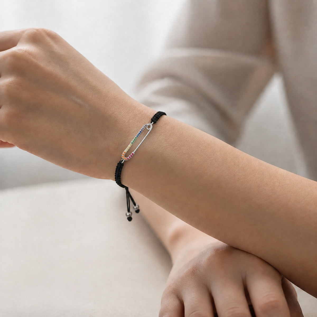Pulsera Hilo Negro Ajustable Alfiler Circones Multicolor