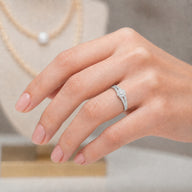 Anillo Flor Líneas Circones Pavé
