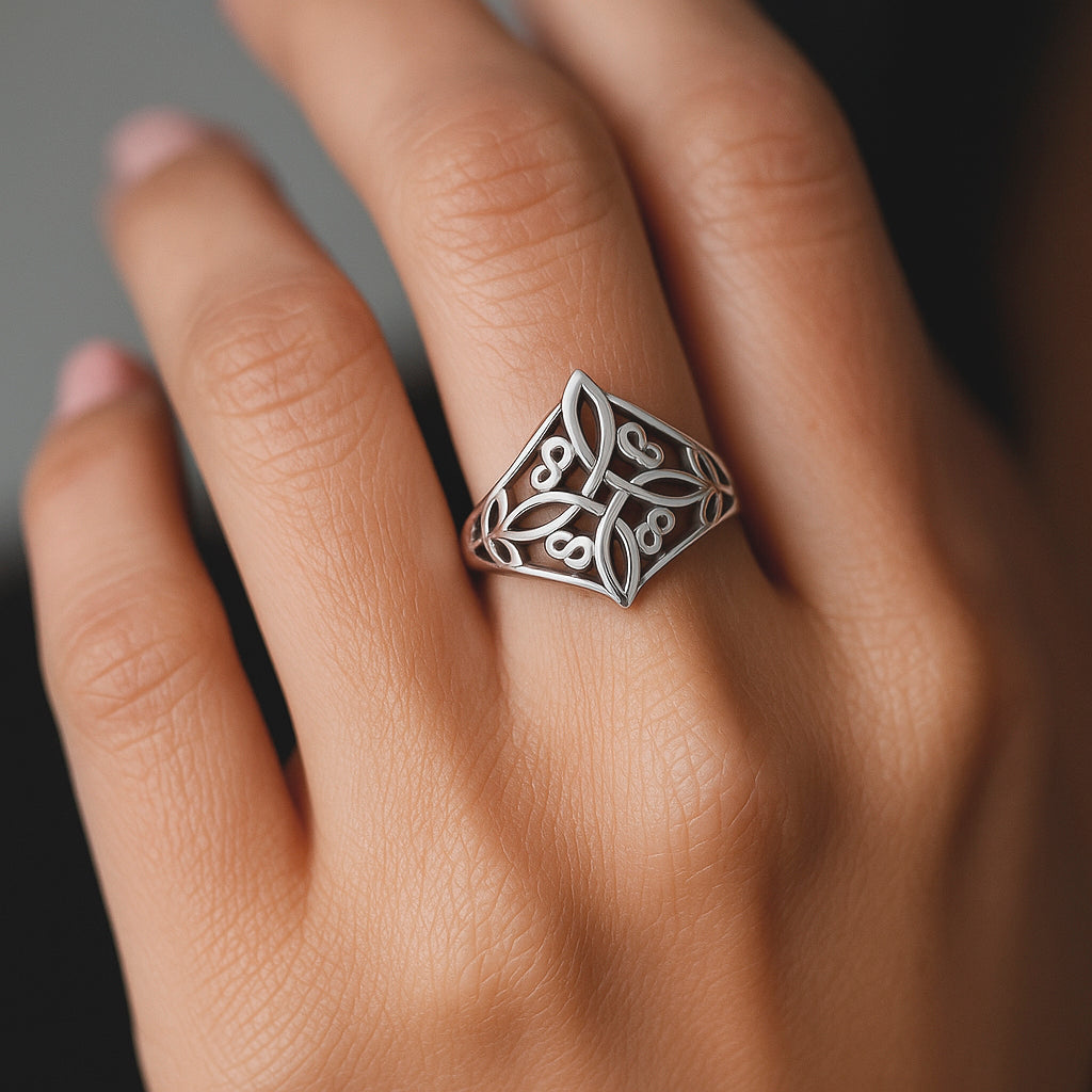 Anillo Nudo de Brujas Triquetas