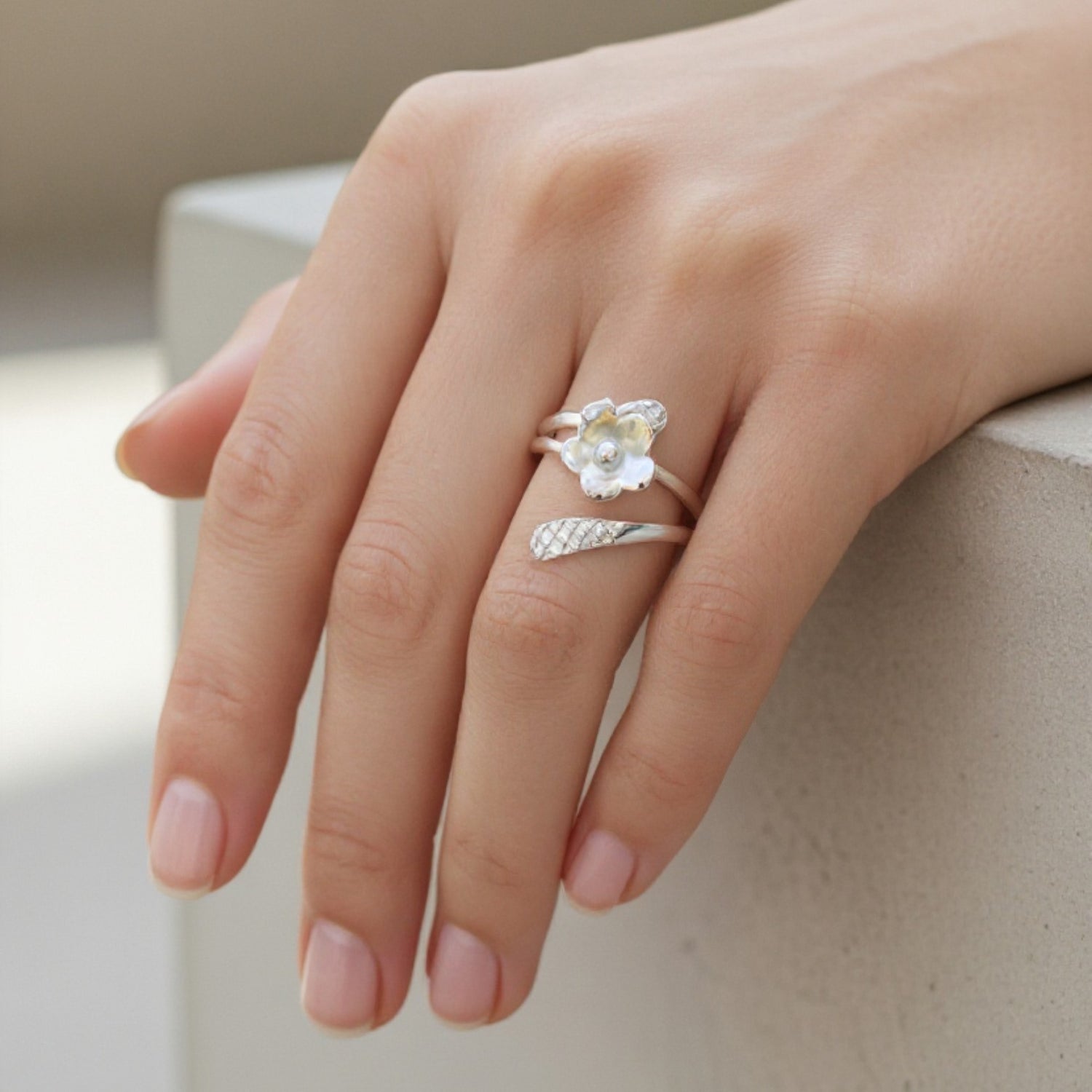 anillo flor lineas facetadas