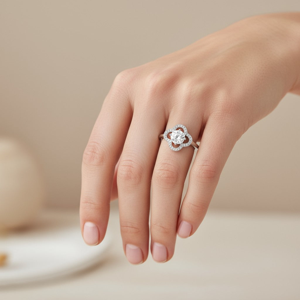 Anillo Trébol de la Suerte  Moissanita y Circones