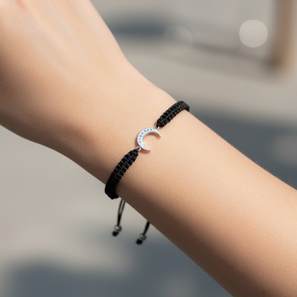 Pulsera Hilo Negro Ajustable Media Luna Circones