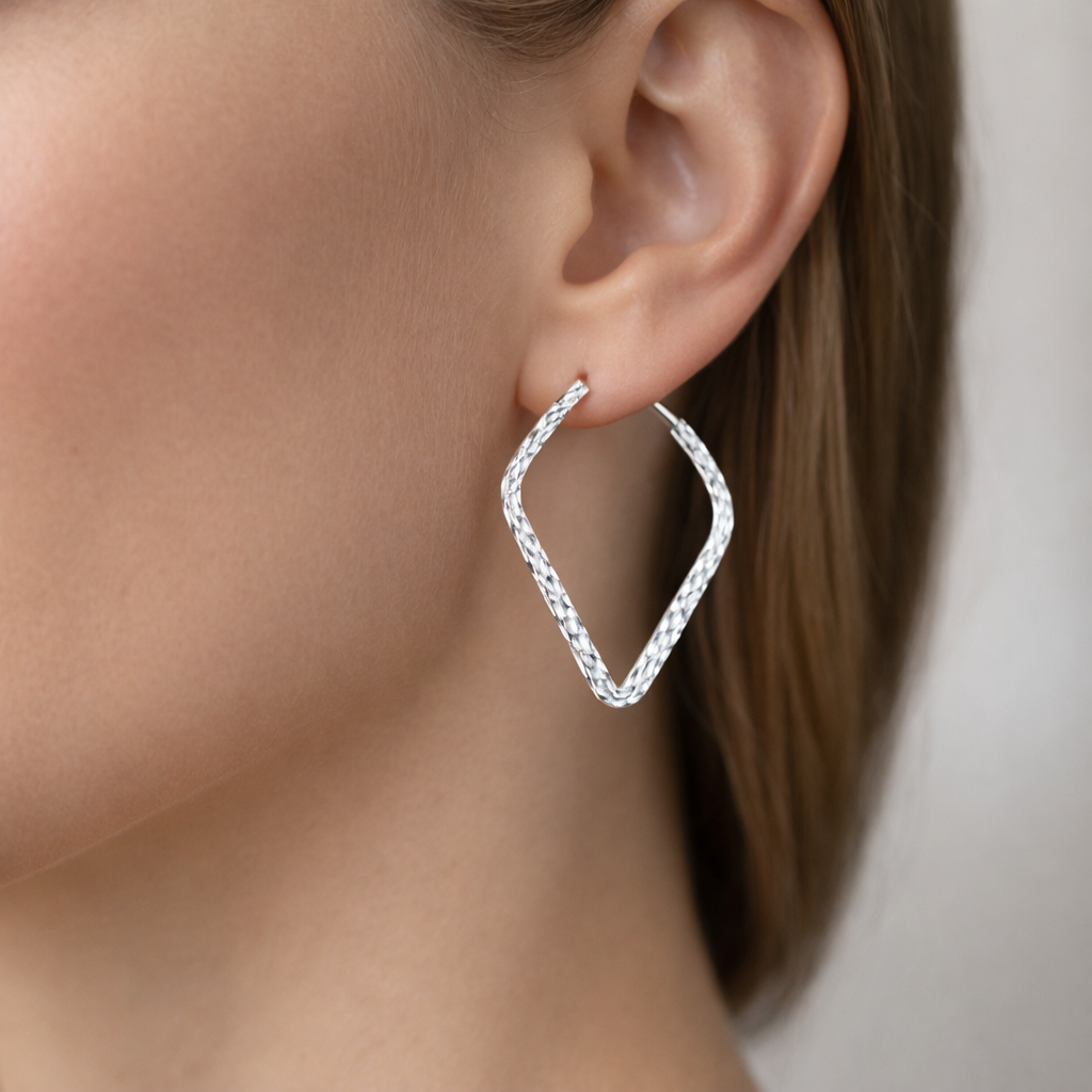 Argolla Triangular Entorchada 26x25 mm