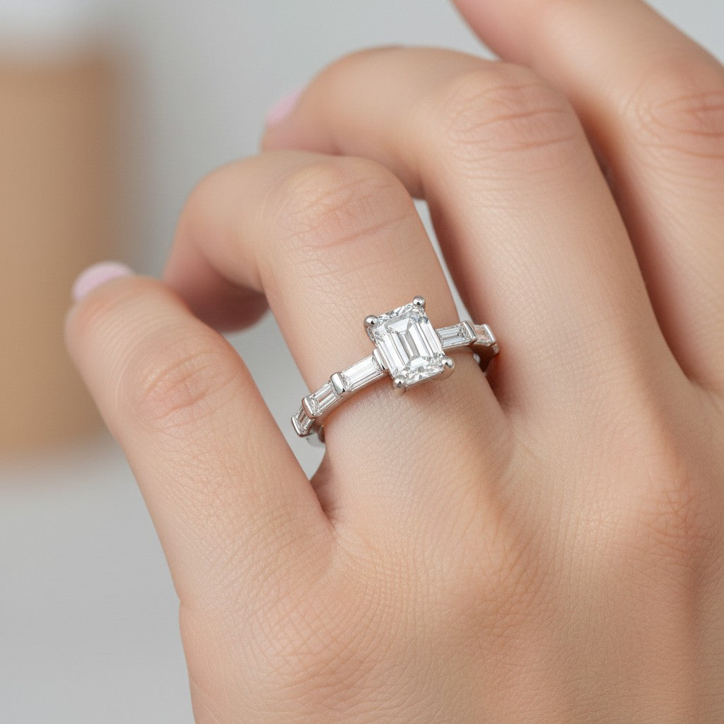 Anillo Solitario Moissanita y Circones Baguette