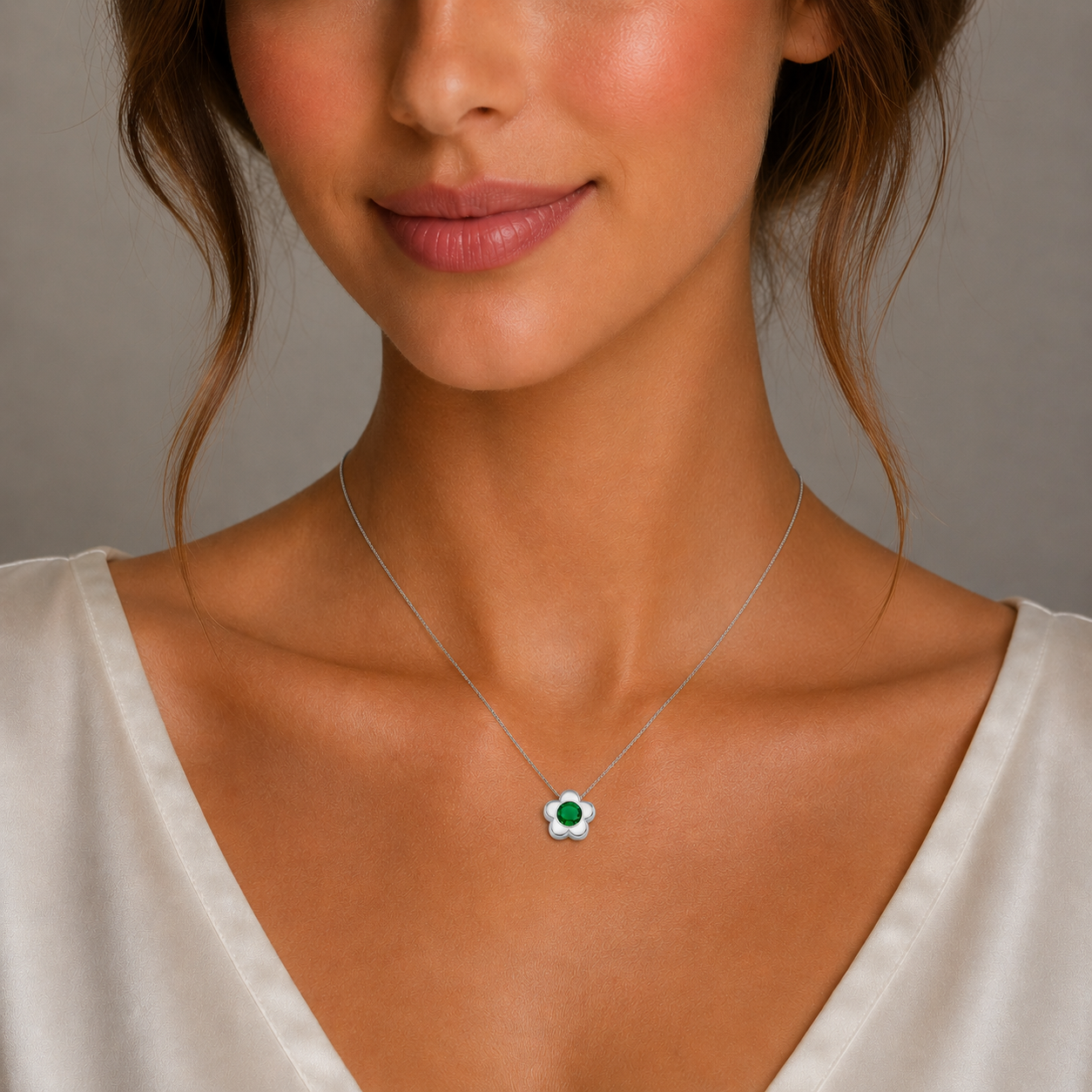 Collar Flor Circón punto de Luz Esmeralda 4 mm