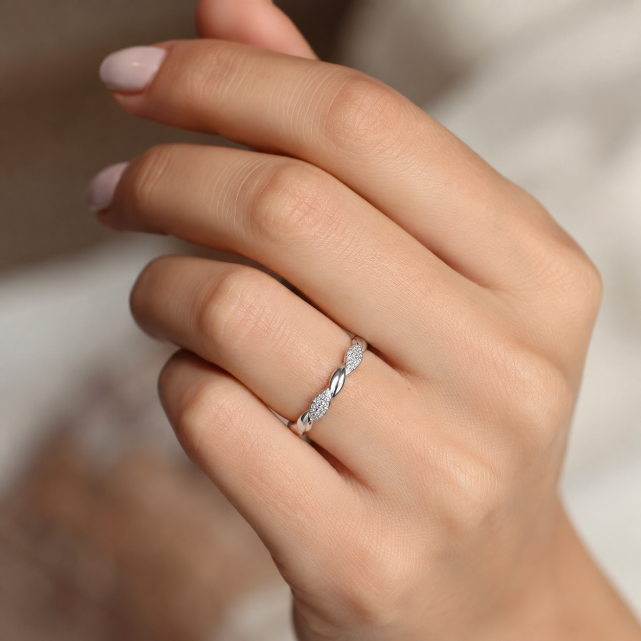 Anillo Cintillo Trenzado Circones Pavé