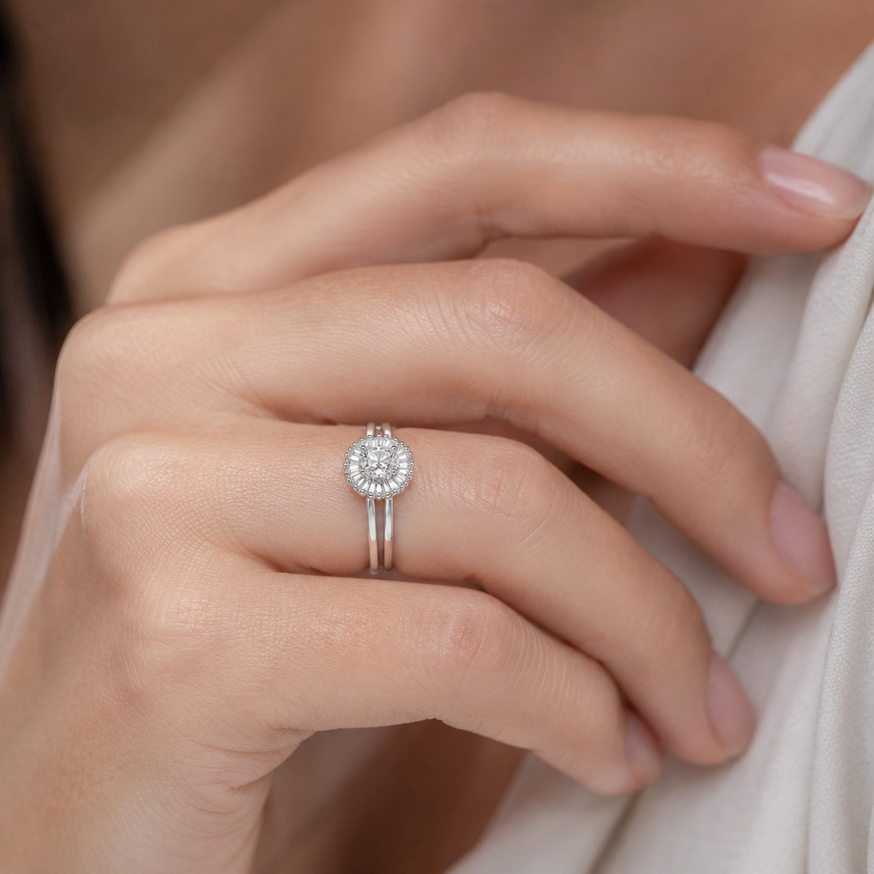 Anillo Ovalado Moissanita y Circones Baguette
