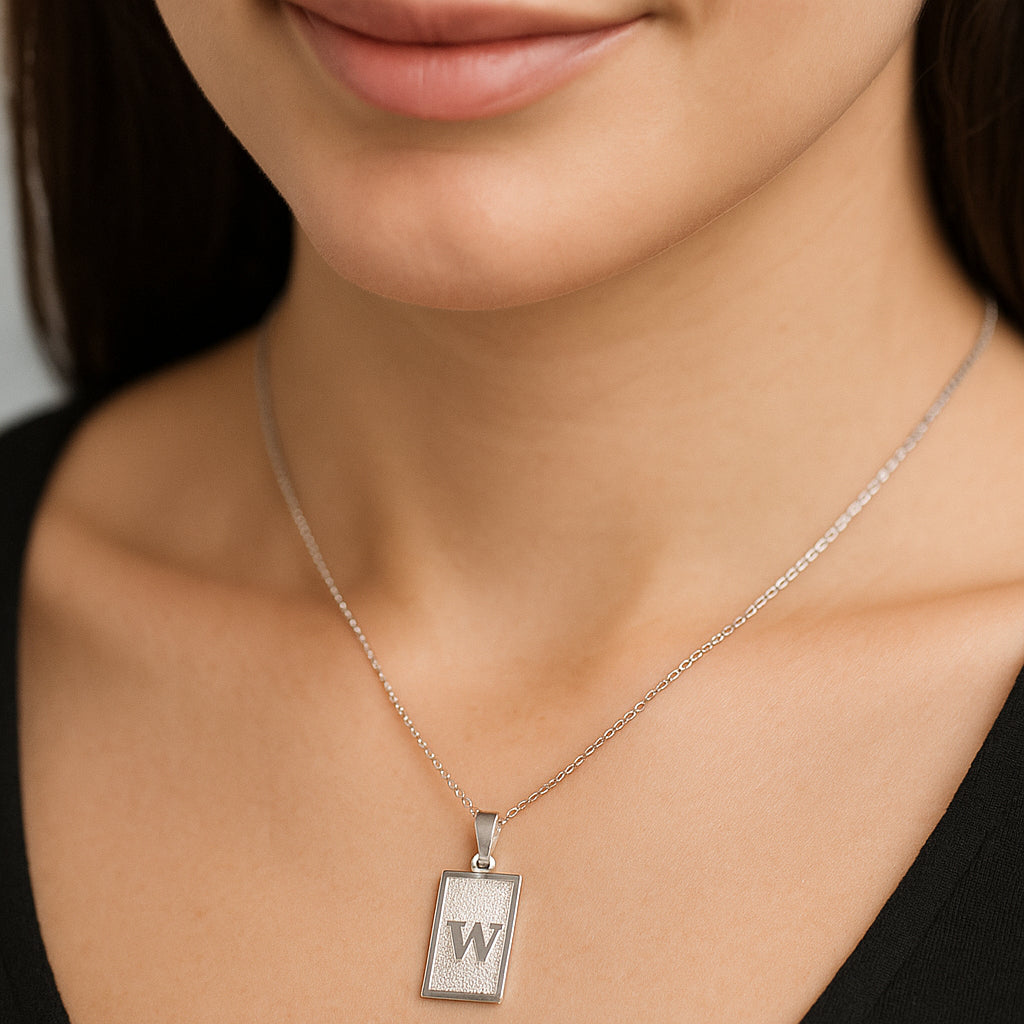 Colgante Placa Letra W
