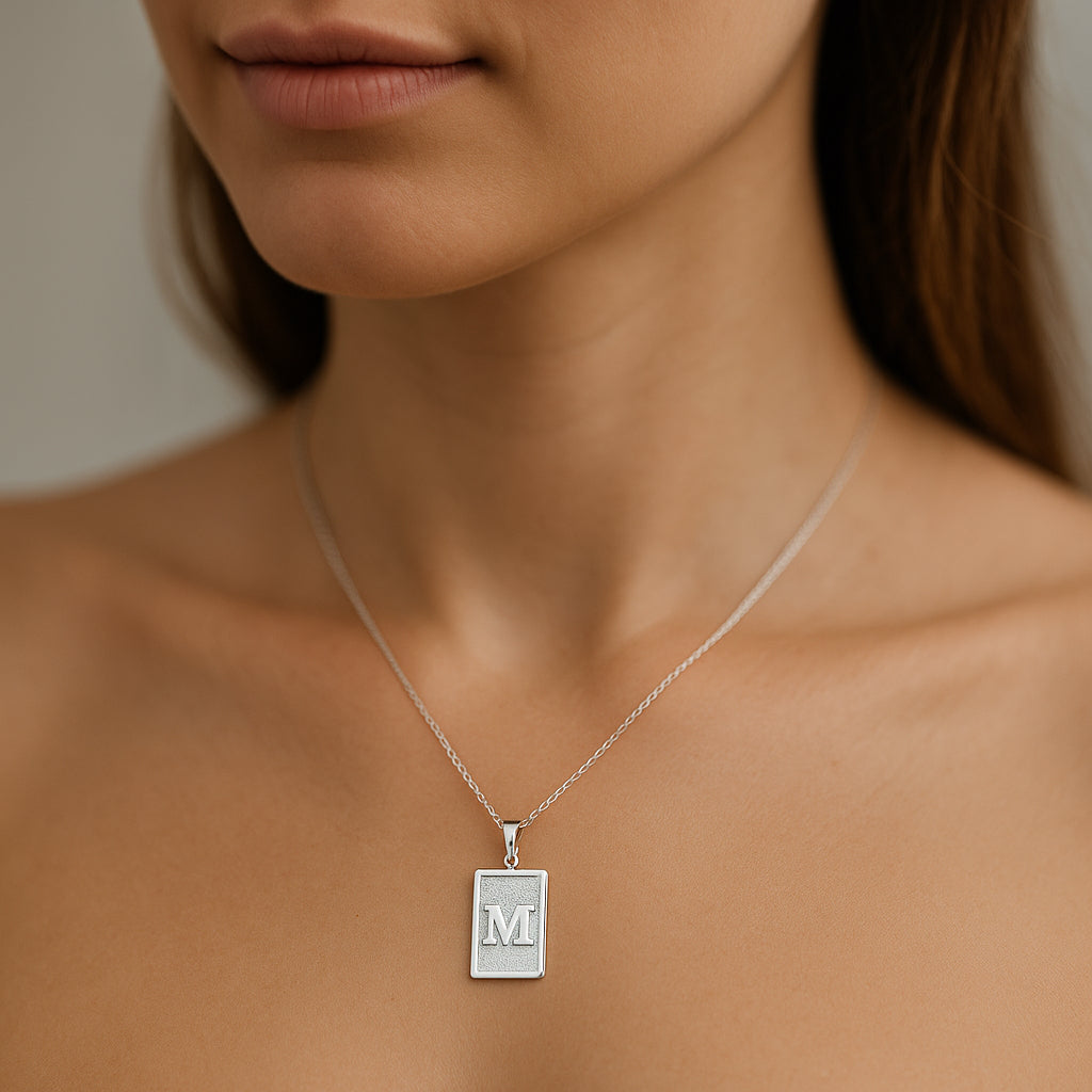 Colgante Placa Letra M