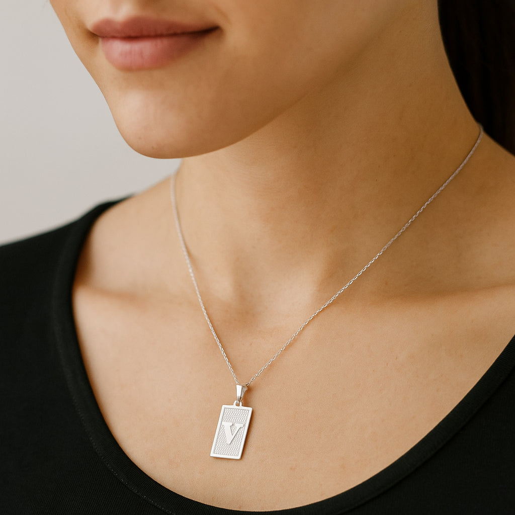 Colgante Placa Letra V