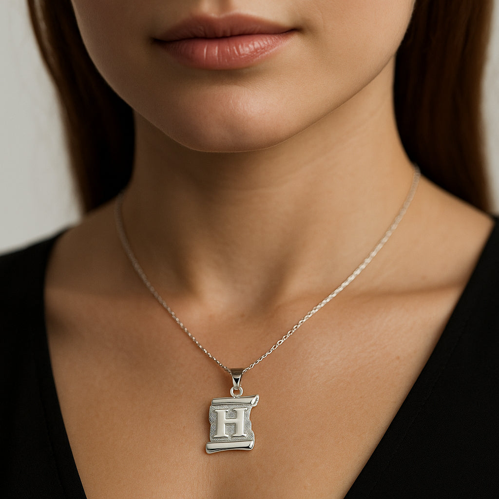 Colgante Pergamino Letra H