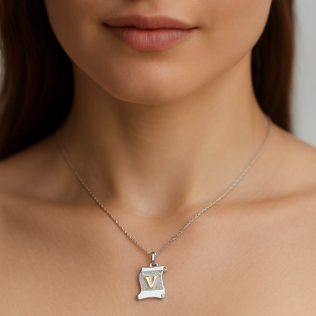 Colgante Pergamino Letra V en Oro