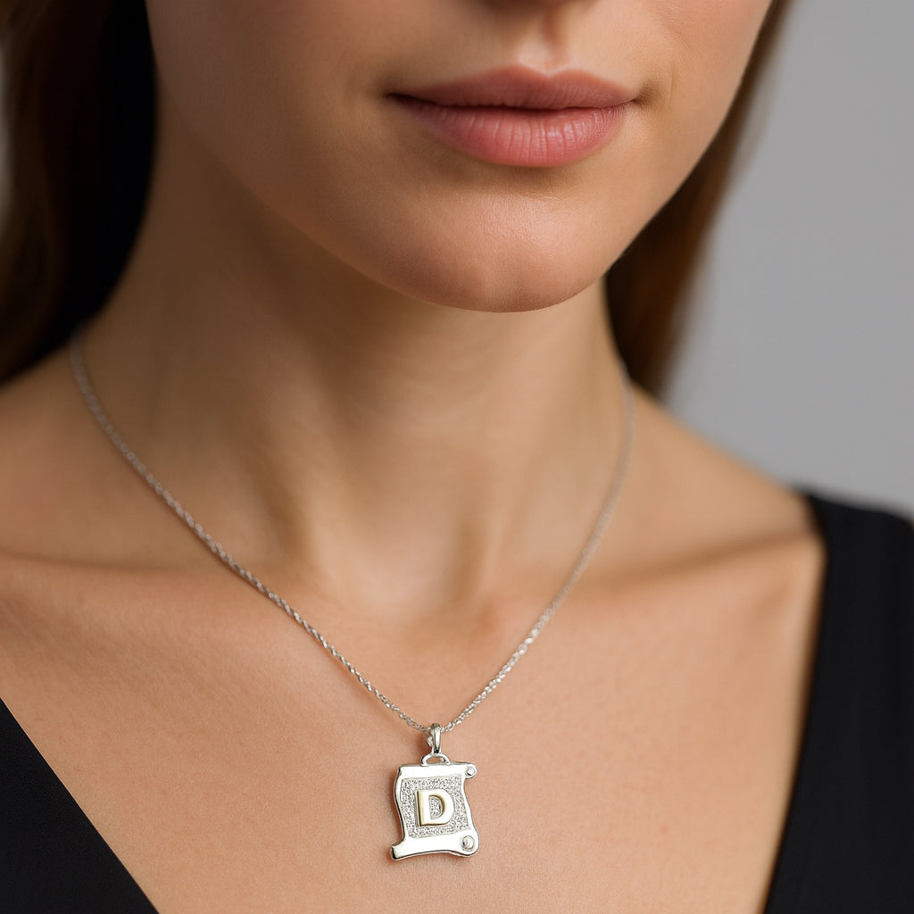 Colgante Pergamino Letra D en Oro