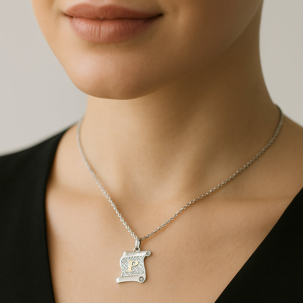 Colgante Pergamino Letra P en Oro