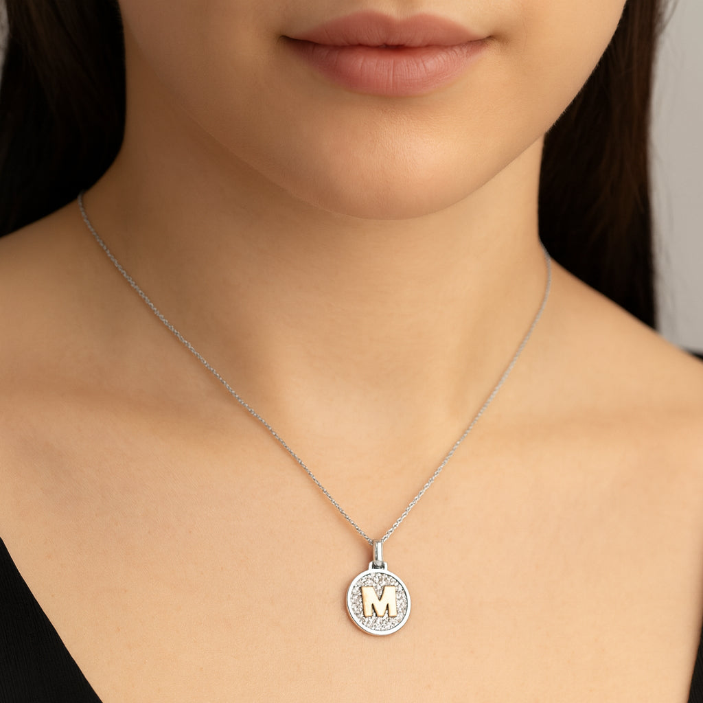 Colgante Circular Letra M en Oro