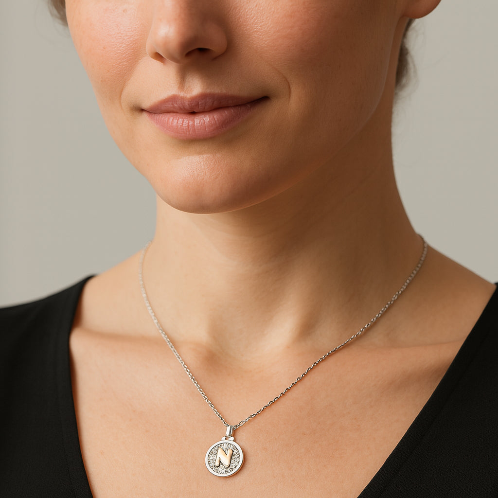 Colgante Circular Letra N en Oro