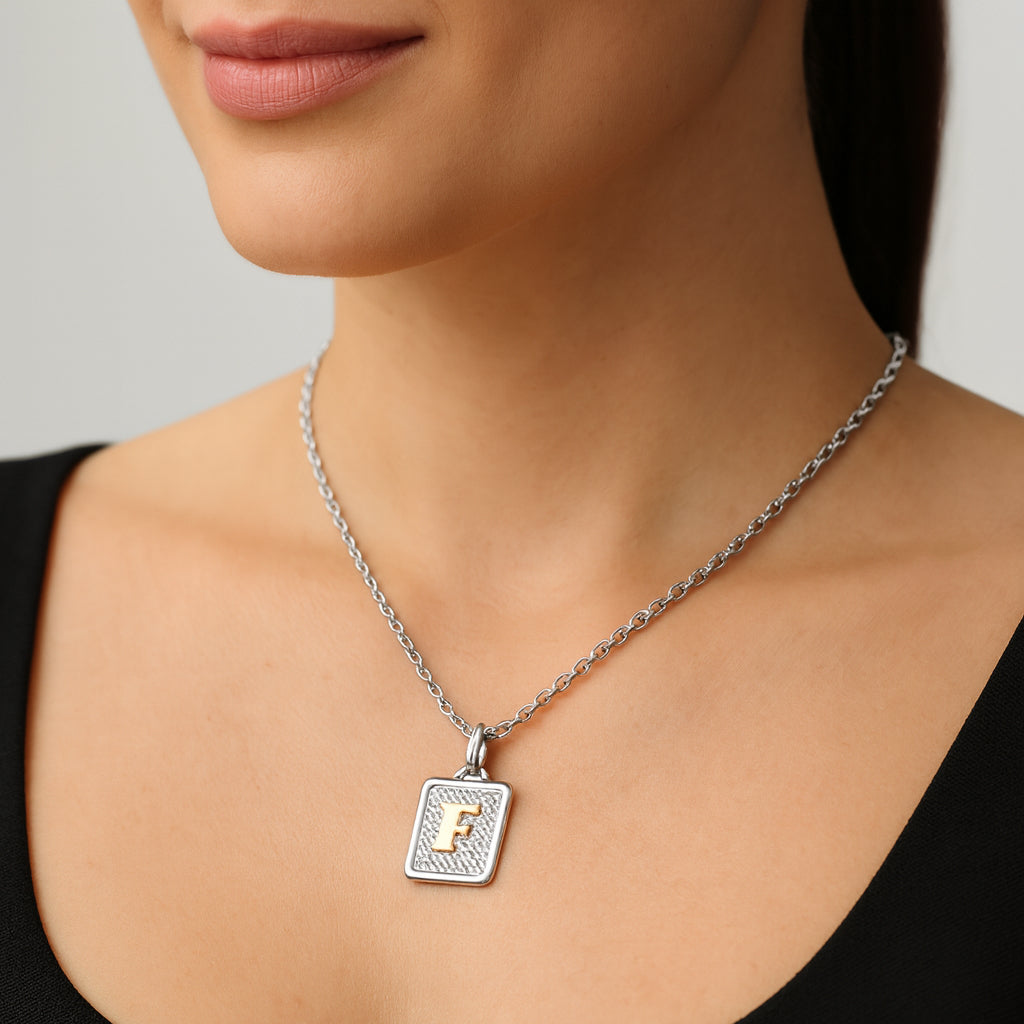 Colgante Rectangular Letra F en Oro