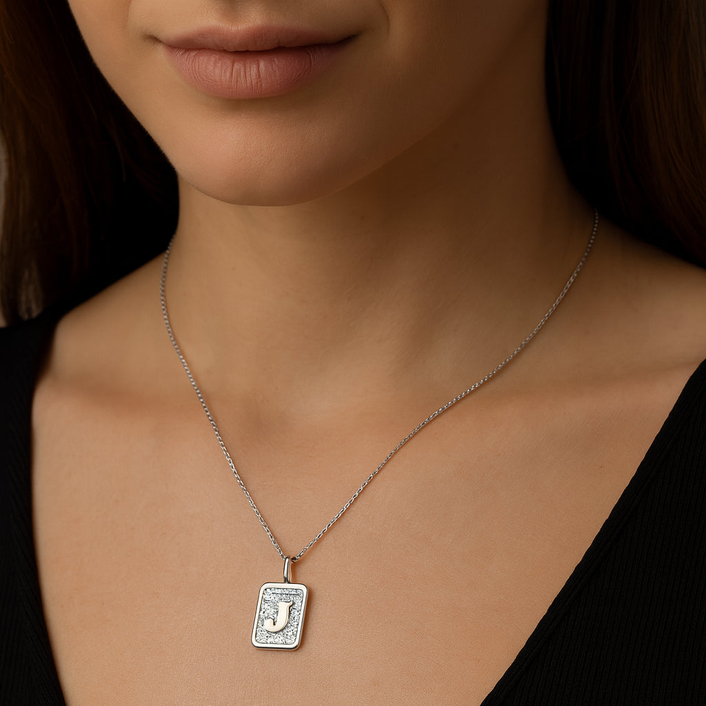 Colgante Rectangular Letra J en Oro