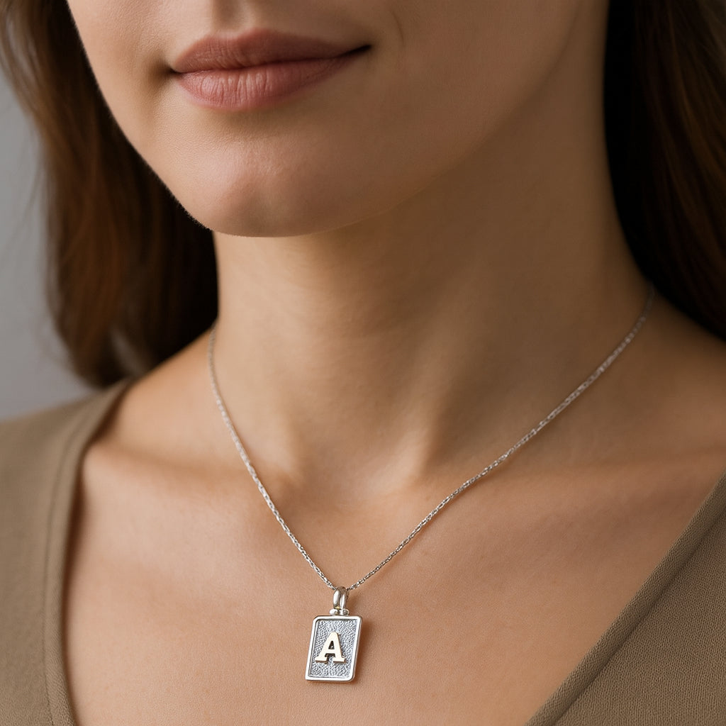 Colgante Rectangular Letra A en Oro