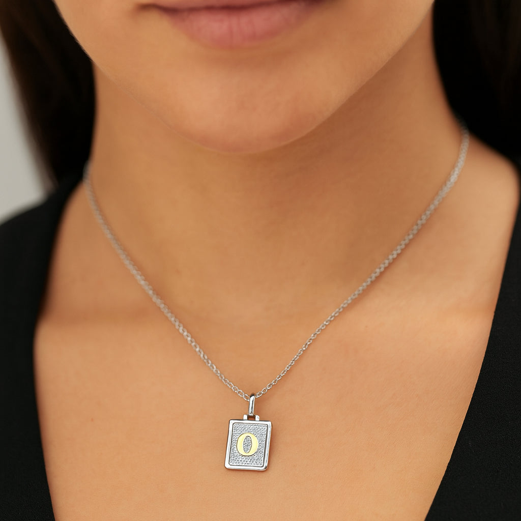 Colgante Rectangular Letra O en Oro