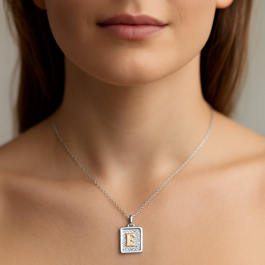 Colgante Rectangular Letra E en Oro