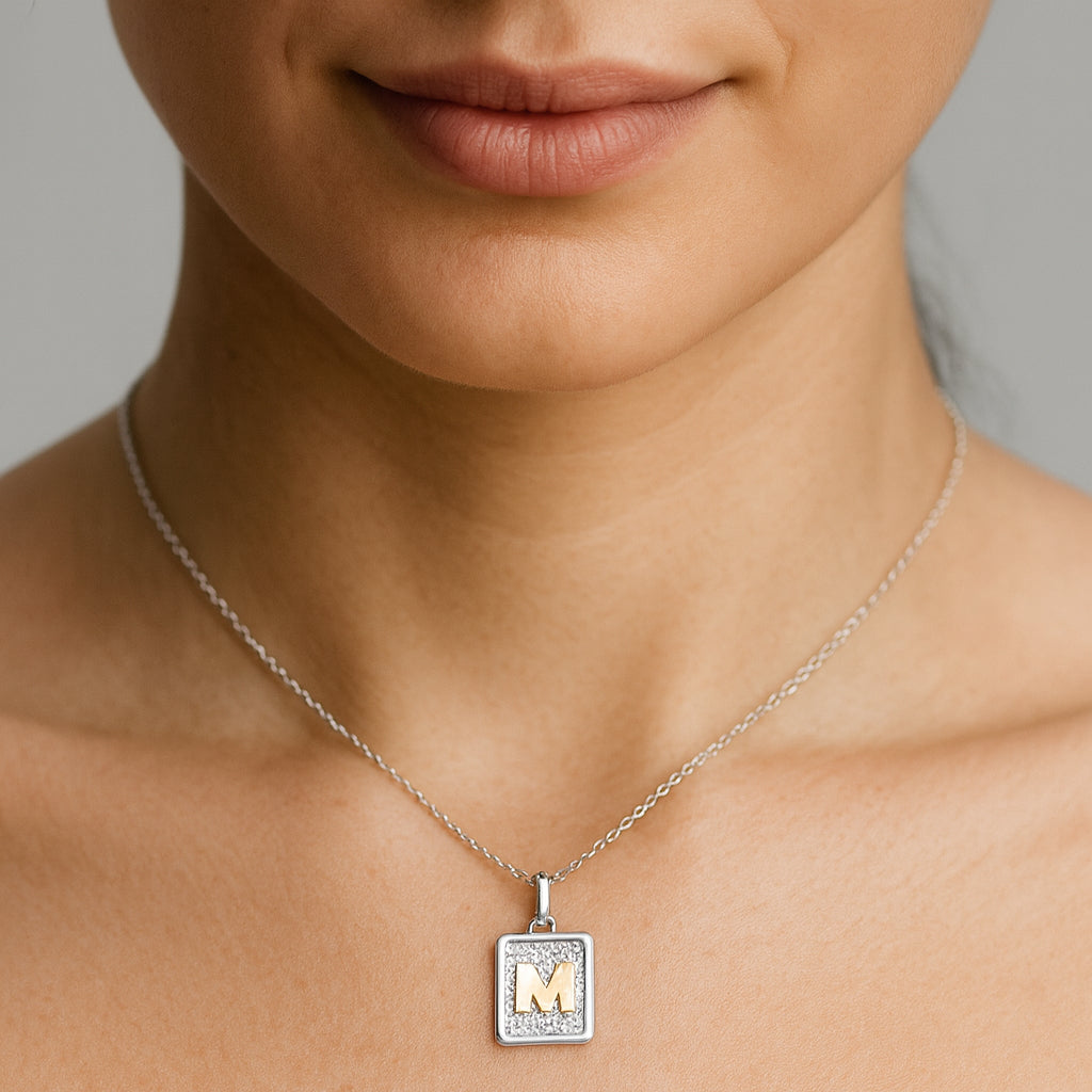 Colgante Rectangular Letra M en Oro