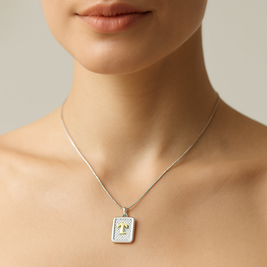 Colgante Rectangular Letra T en Oro