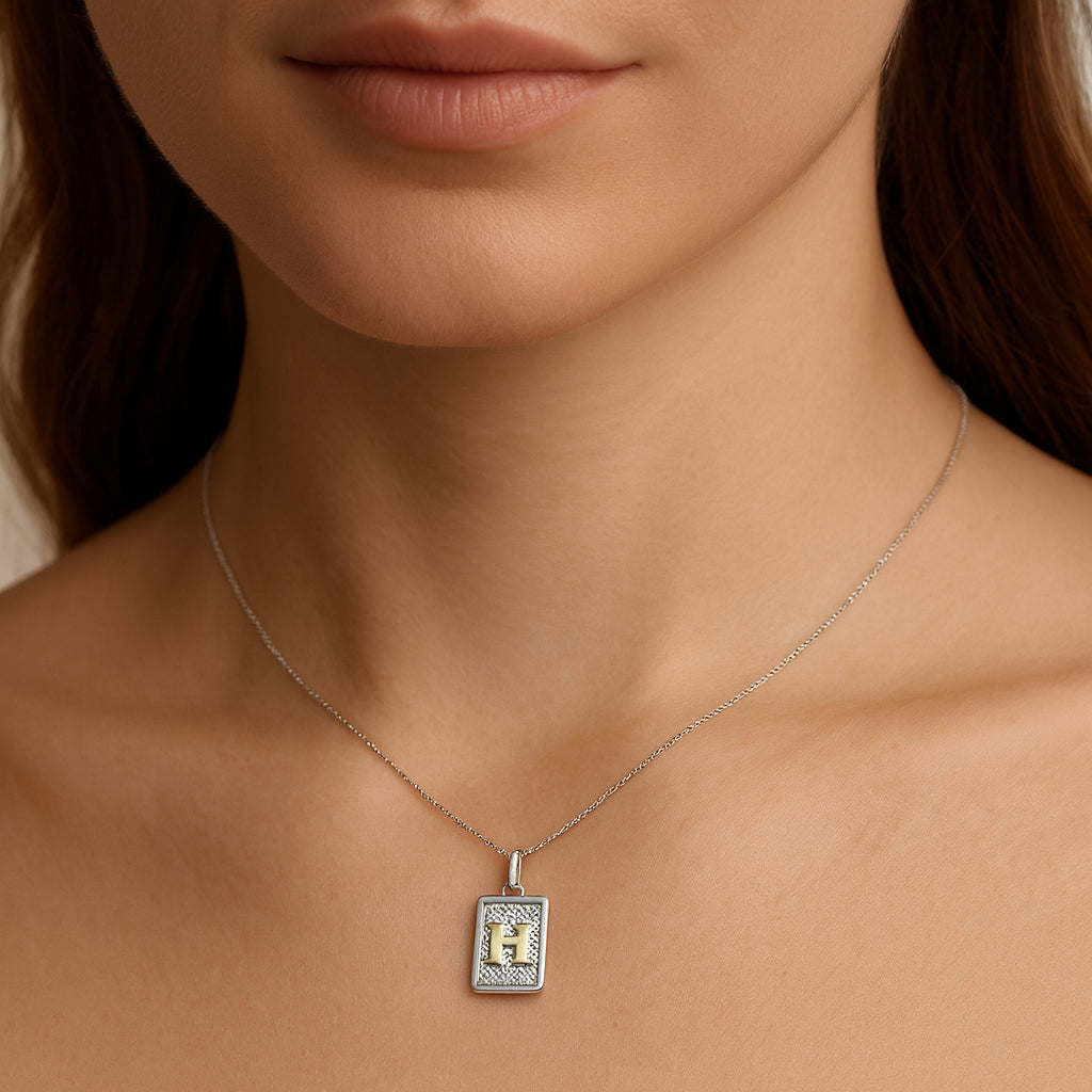 Colgante Rectangular Letra H en Oro