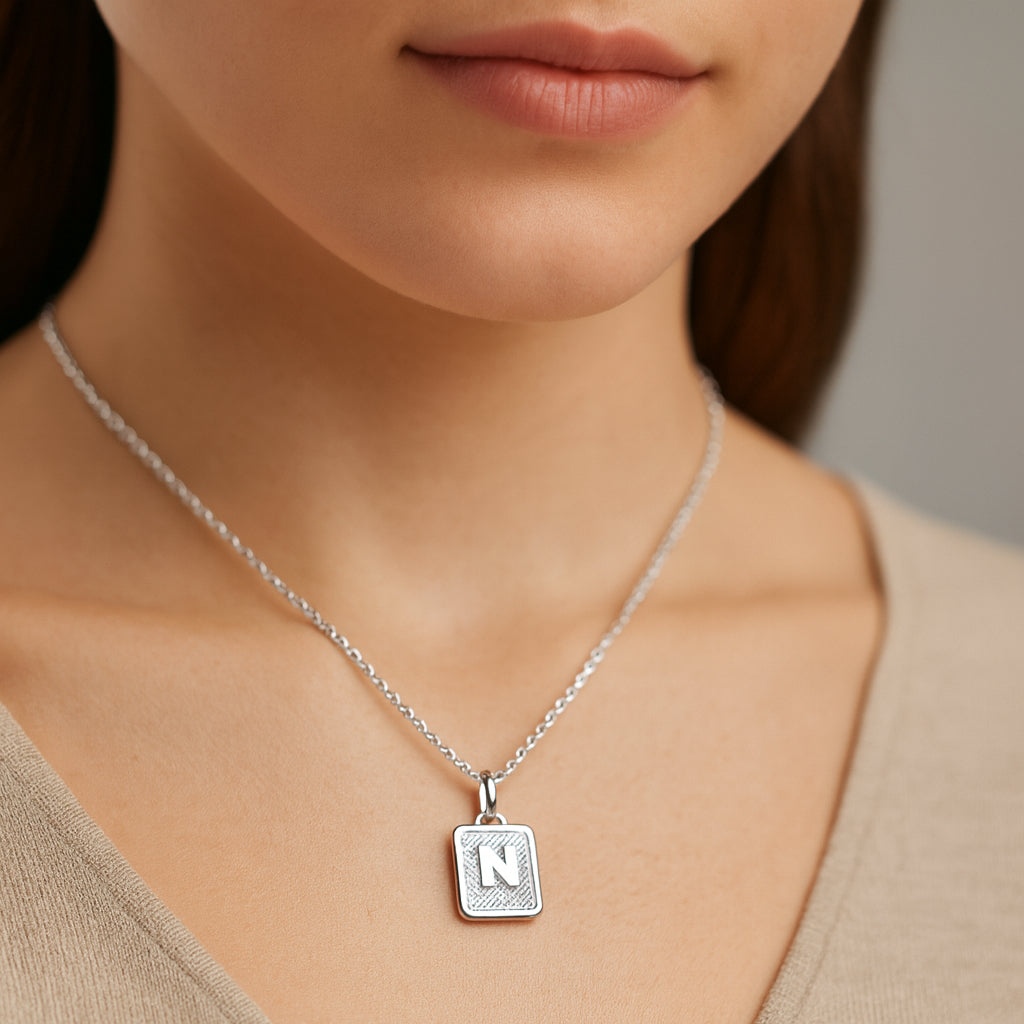 Colgante Rectangular Letra N en Oro