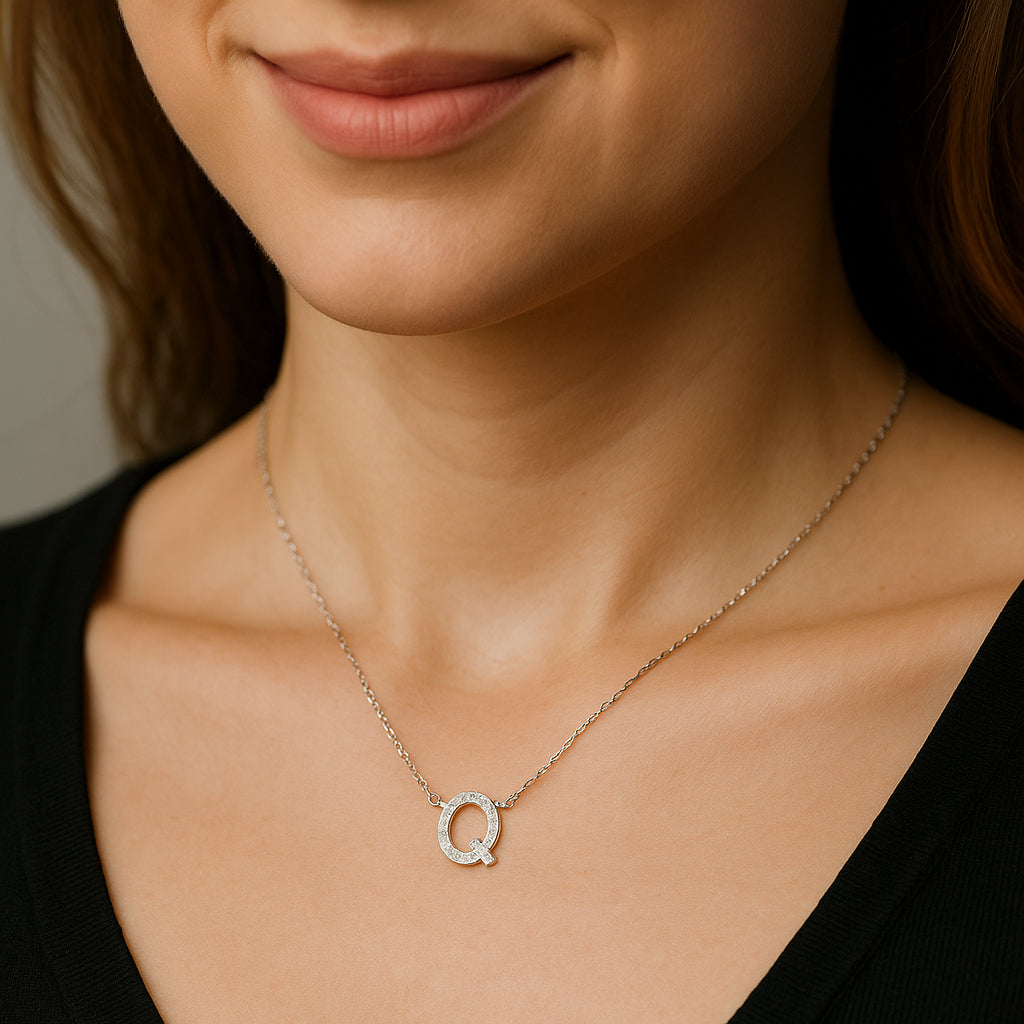 Collar Letra Q con Circones