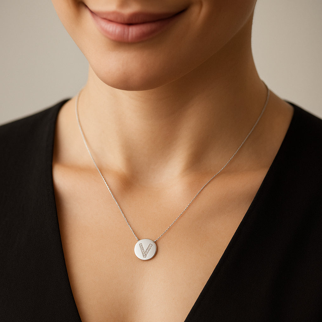 Collar Círculo Letra V Circones