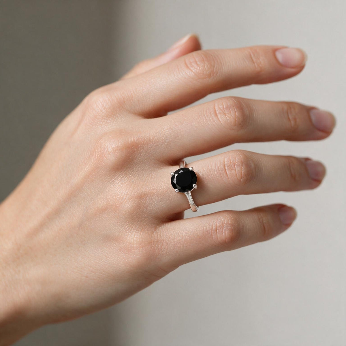 Anillo Solitario Circón Ónix