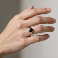 Anillo Solitario Circón Ónix
