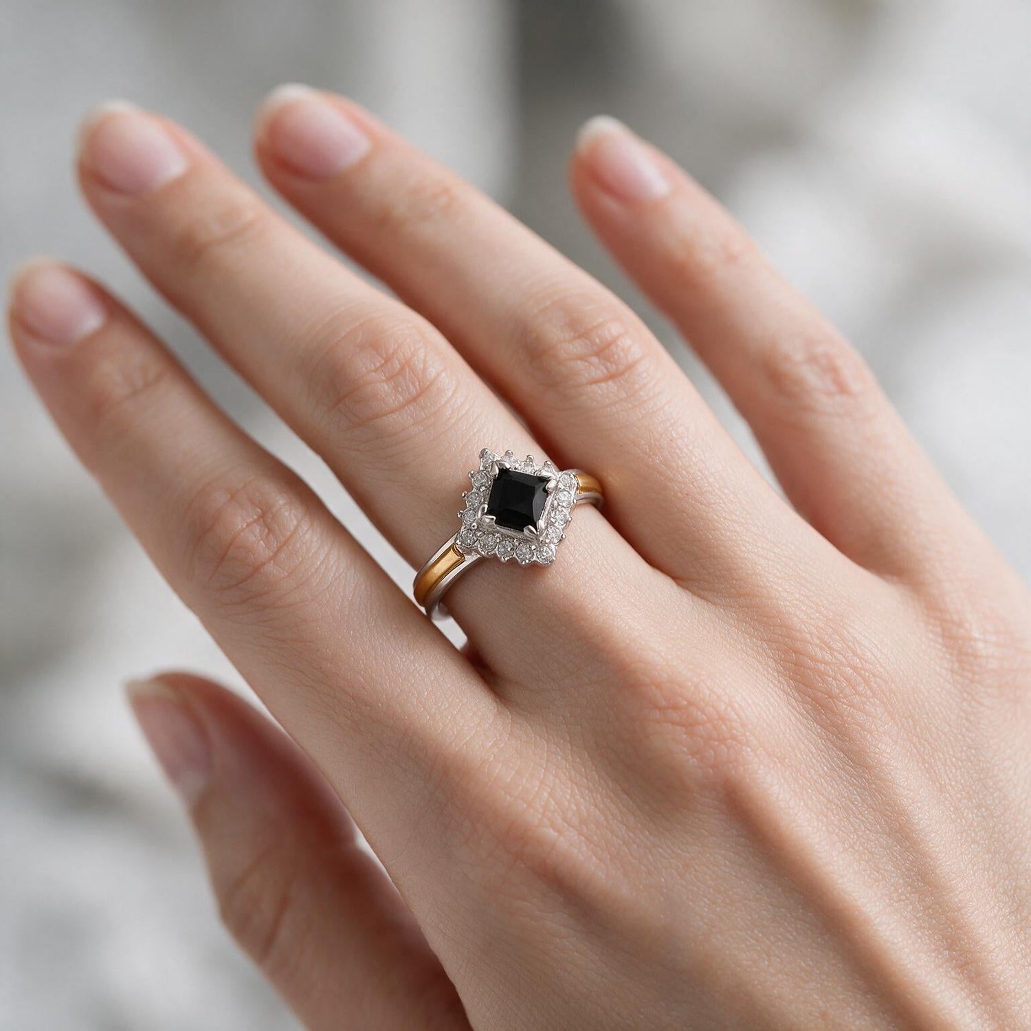 Anillo Rombo Circón Ónix con Oro