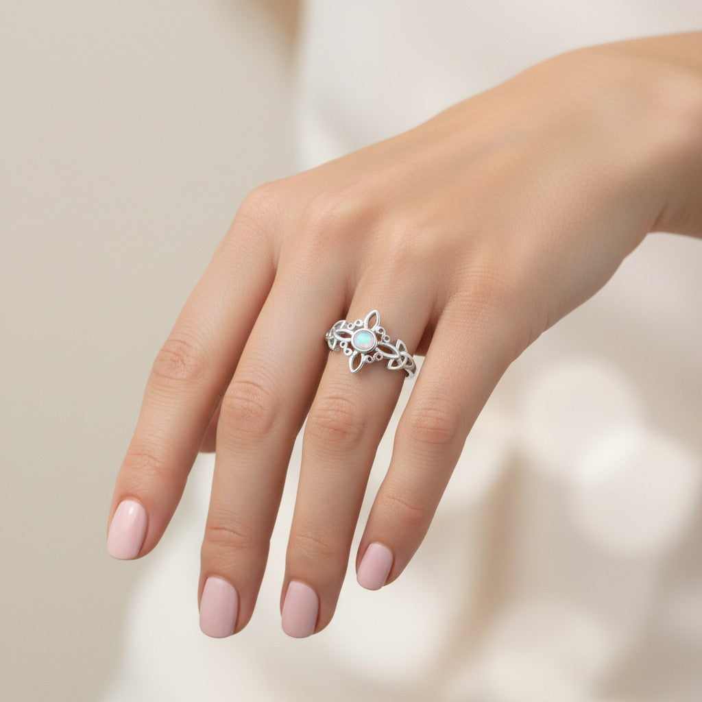 Anillo Nudo de Brujas Triqueta Piedra Luna
