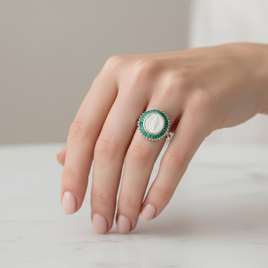Anillo Virgen de Guadalupe Nácar Circones Baguette Esmeralda