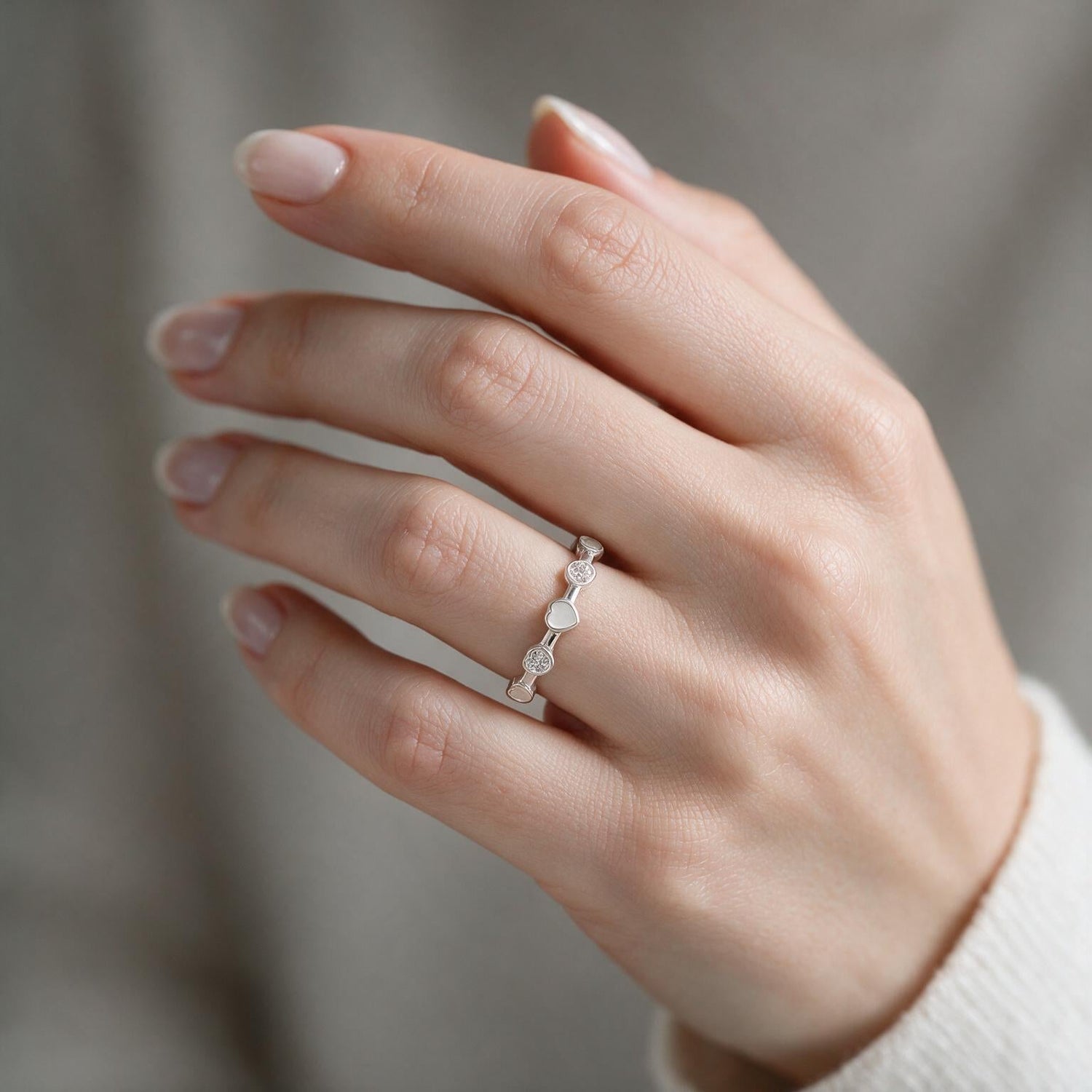 Anillo Cintillo Corazones Circones Nácar