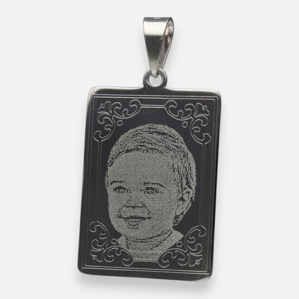 Colgante Placa Rectangular Grande con Marco y Fotograbado 30x22 mm