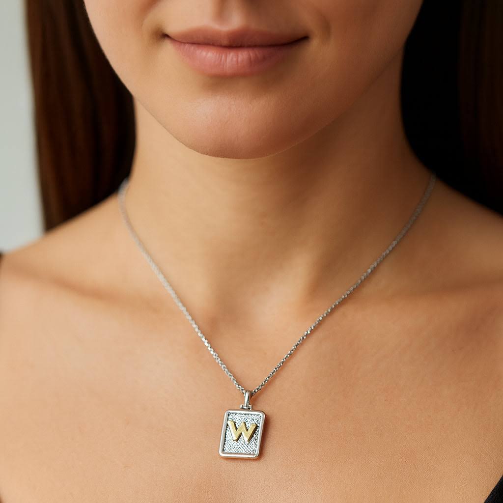 Colgante Rectangular Letra W en Oro