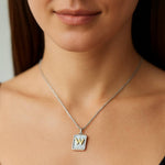 Colgante Rectangular Letra W en Oro