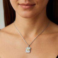 Colgante Rectangular Letra W en Oro
