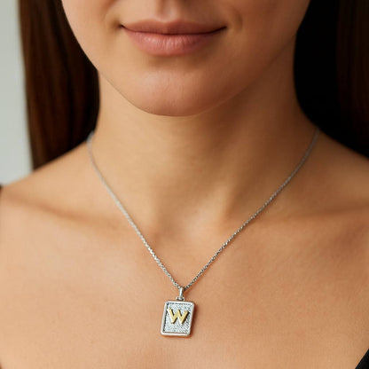 Colgante Rectangular Letra W en Oro