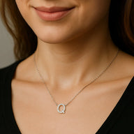 Collar Letra Q con Circones