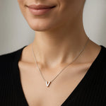 Collar Letra V