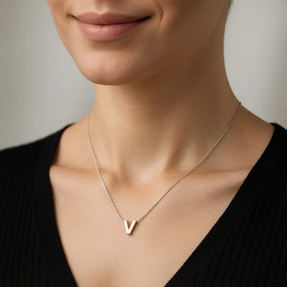 Collar Letra V