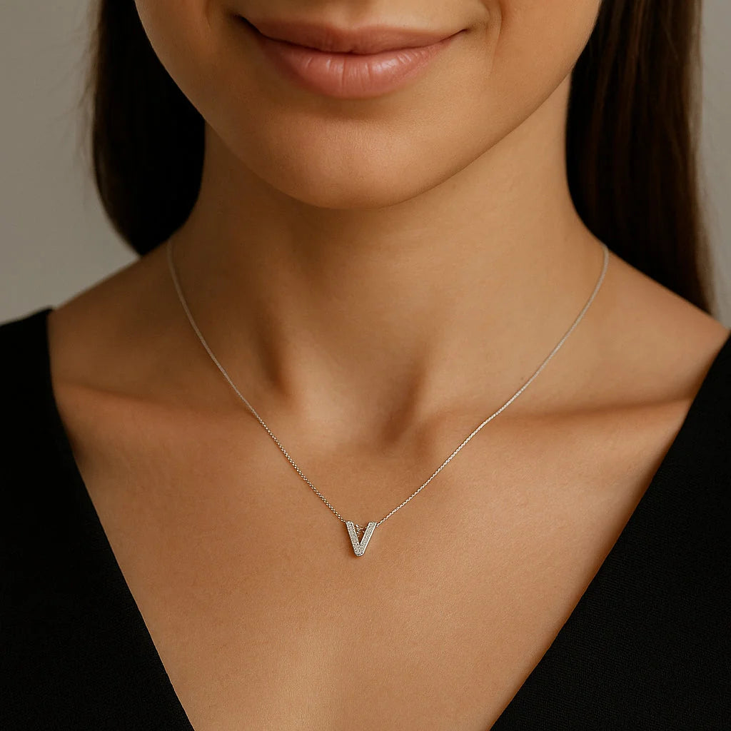 Collar Letra V Circones