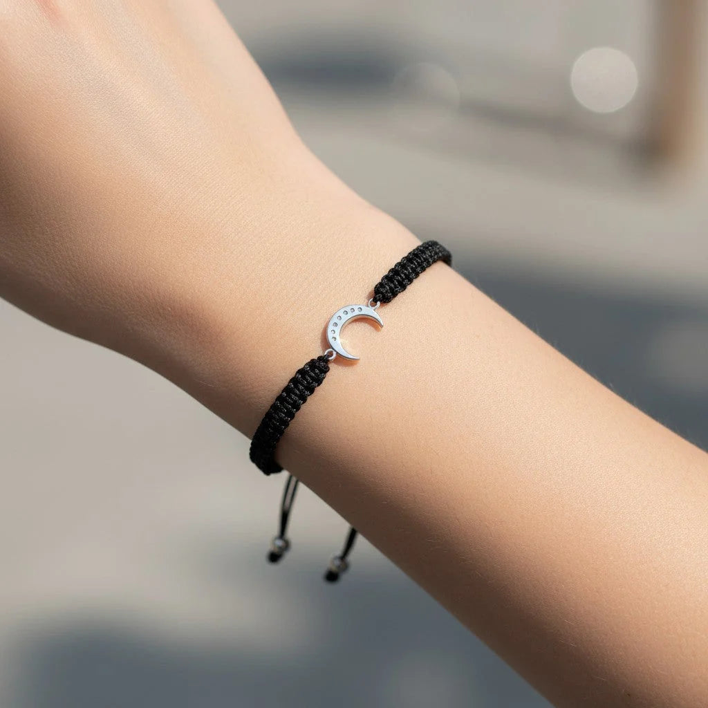 Pulsera Hilo Negro Ajustable Media Luna Circones